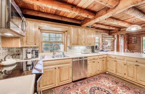 Lincoln House | Classic log cabin near skiing on pond with mountain views & deck - dog-friendly