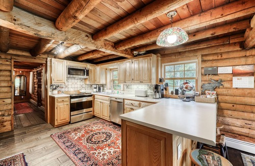 Lincoln House | Classic log cabin near skiing on pond with mountain views & deck - dog-friendly