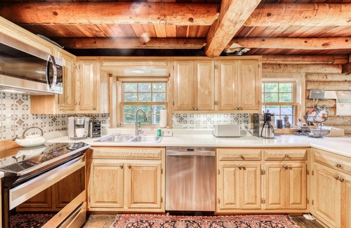 Lincoln House | Classic log cabin near skiing on pond with mountain views & deck - dog-friendly