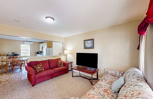 Aransas Pass House | Classic, single-level home with large yard & washer/dryer - a mile from the bay