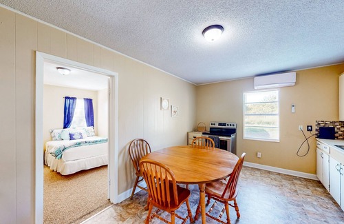 Aransas Pass House | Classic, single-level home with large yard & washer/dryer - a mile from the bay
