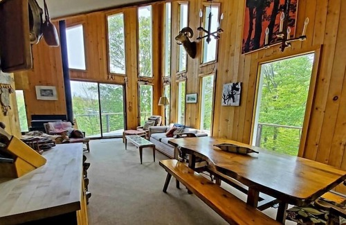 Waitsfield House | Classic Vermont Ski Home Situated on the Side of Mad River Glen