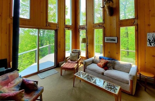 Waitsfield House | Classic Vermont Ski Home Situated on the Side of Mad River Glen