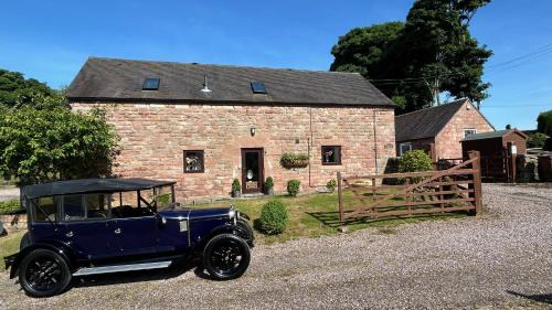 Cauldon Low House | Classy 2 Bed Peak District Cottage Barn - Alton Towers, Christmas Markets, Polar Bears, Chatsworth