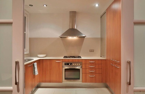 L'Antiga Esquerra de l'Eixample Apartment | Classy 3BD - 2.5BTH with private patio in Eixample