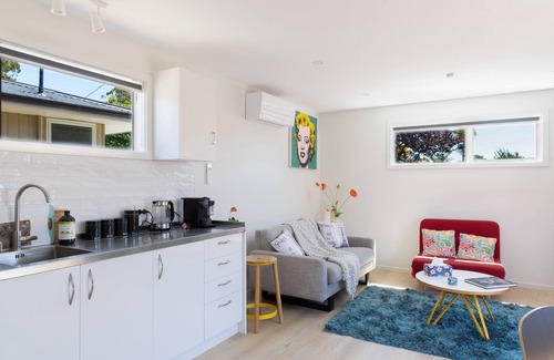 Bishopdale House | Classy Modern Unit. Walk to shops, bars & cafes. Pet-Friendly! Bus at gate.