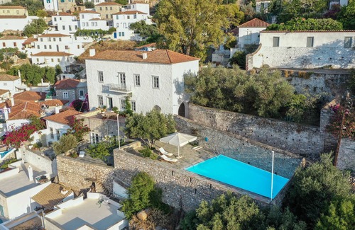 idhra Villa | Classy Villa with Wonderful View and swimming pool