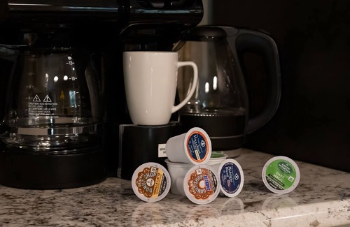 Clayton House | Clayton's Pickle - Enjoy Pickleball, Hot Tub, Fire Pit, 3 King Beds, Hammocks