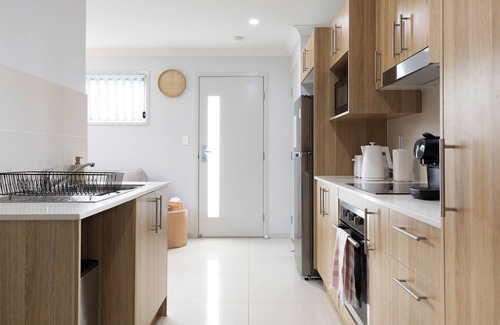 Rocklea Apartment | Clean 1 Bdr Apt w/AC & Kitchen | Parking | 139F1