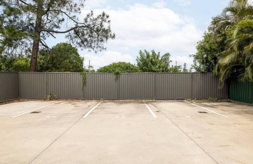 Rocklea Apartment | Clean 1 Bdr Apt w/AC & Kitchen | Parking | 139F1