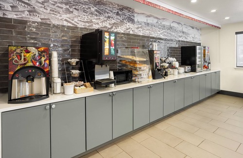 York Hotel | Clean 1 King-Bed Room in York just off I-83 Hershey Harrisburg