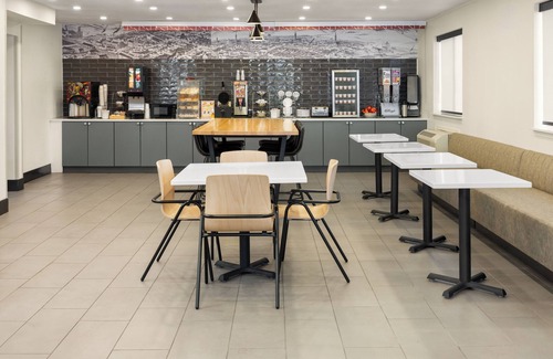 York Hotel | Clean 1 King-Bed Room in York just off I-83 Hershey Harrisburg