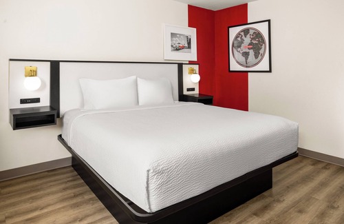 York Hotel | Clean 1 King-Bed Room in York just off I-83 Hershey Harrisburg