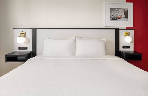 York Hotel | Clean 1 King-Bed Room in York just off I-83 Hershey Harrisburg