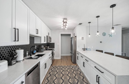 Venice Gardens House | CLEAN! 3-bedroom! Heated Pool! Close Beaches! Pet!