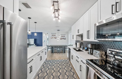 Venice Gardens House | CLEAN! 3-bedroom! Heated Pool! Close Beaches! Pet!