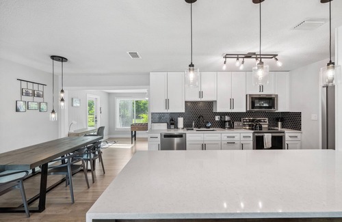 Venice Gardens House | CLEAN! 3-bedroom! Heated Pool! Close Beaches! Pet!