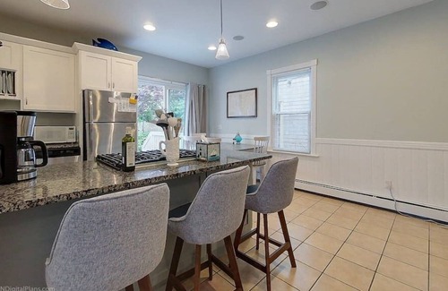 Fifth Ward Cottage | Clean and bright downtown cottage on Newport's bustling Thames Street