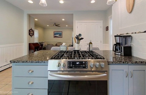 Fifth Ward Cottage | Clean and bright downtown cottage on Newport's bustling Thames Street