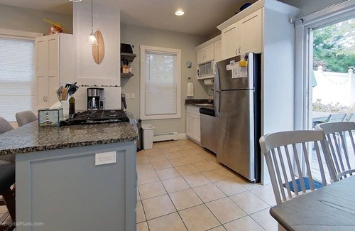 Fifth Ward Cottage | Clean and bright downtown cottage on Newport's bustling Thames Street