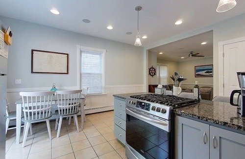 Fifth Ward Cottage | Clean and bright downtown cottage on Newport's bustling Thames Street