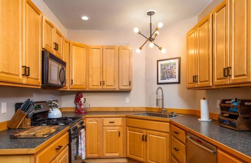 Alyeska Apartment | Clean and Comfortable 2 Bdrm Condo in Downtown