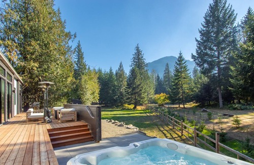 Randle Cabin | Clean and Comfortable Cabin at White Pass, Mt. Rainier: Views, Hot Tub