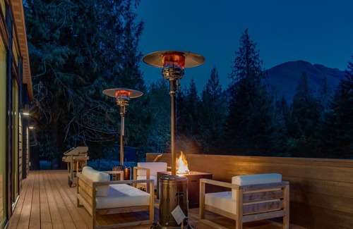 Randle Cabin | Clean and Comfortable Cabin at White Pass, Mt. Rainier: Views, Hot Tub