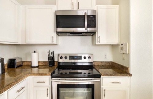 Ridgefield House | Clean and Comfy 4BRM PHX Home with Putting Green!