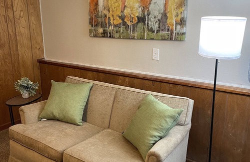 Lake Station Apartment | Clean apartment close to 80/94, I65 Indiana Dunes