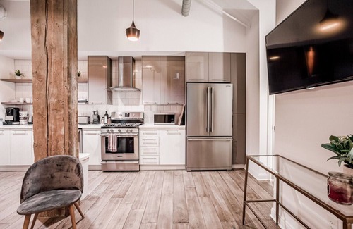 Central Business District Condo | Clean, Art Deco 1000sqft Condo Downtown + Gated Parking