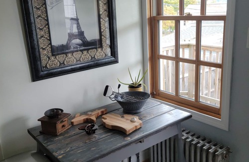 Marquette House | CLEAN, Comfortable, Cute 2 bedrm home - Heart of Marquette!