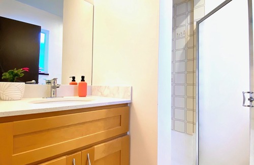 East Side House | Clean, Convenient, Airy Home. 30min transit/15min drive to YVR, Downtown, UBC.