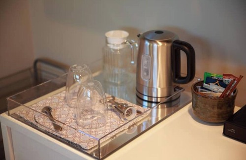 North Hills House | Clean & Cozy w/Private Entrance for 1-2 Guestsnn