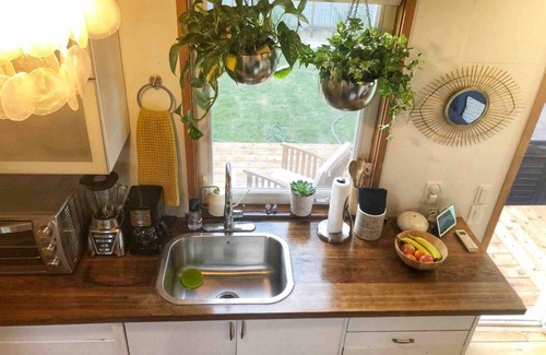 Blackshear-Prospect Hill Apartment | Clean, HGTV Tiny Home w/HOT TUB - 1 Mile to Downtown