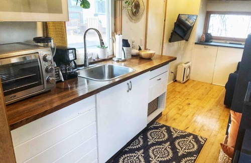 Blackshear-Prospect Hill Apartment | Clean, HGTV Tiny Home w/HOT TUB - 1 Mile to Downtown