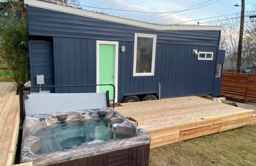 Blackshear-Prospect Hill Apartment | Clean, HGTV Tiny Home w/HOT TUB - 1 Mile to Downtown