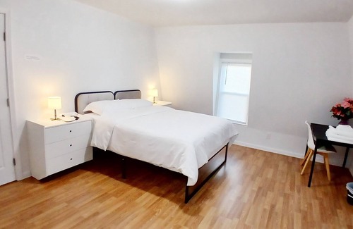 New London Bed & Breakfast | Clean master bedroom with queen & private bath, 2 blocks from Rt 95, Free Wi-Fi