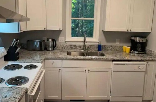 Southwest Raleigh House | Clean & Modern 3-Bedroom Duplex