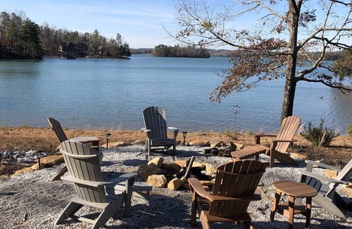 Six Mile House | Clean, Modern, Lake Keowee Retreat Near Clemson