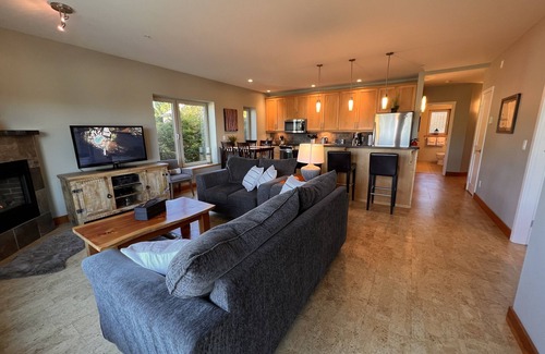 Ucluelet Condo | CLEAN-MODERN-WIFI-HARBOUR & MTN VIEWS-SPACIOUS-SHORT WALK TO TOWN & BEACH TRAILS