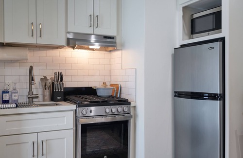 El Segundo Apartment | Clean Private Studio 5 Mins from LAX & Beach - Monthly Stay Discounts Available