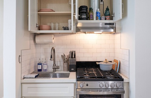 El Segundo Apartment | Clean Private Studio 5 Mins from LAX & Beach - Monthly Stay Discounts Available