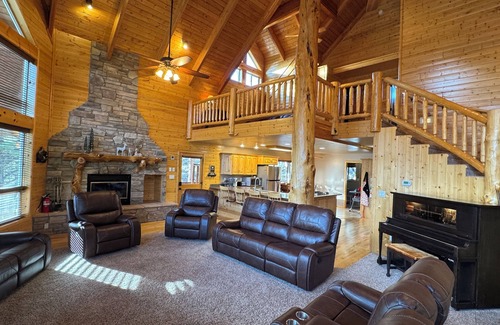 Mammoth Creek Cabin | Clear Creek Cabin-Private 4 Acre Creekside Retreat with Beautiful Mountain Views