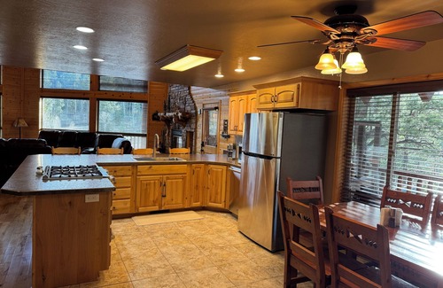 Mammoth Creek Cabin | Clear Creek Cabin-Private 4 Acre Creekside Retreat with Beautiful Mountain Views