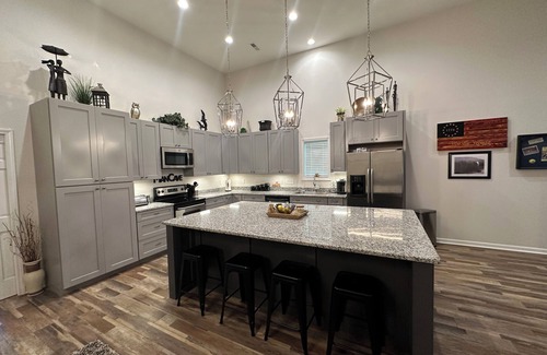 Seneca Apartment | Clemson, super close to stadium. 1300 sqft -1 bdrm, 1 bth apartment.