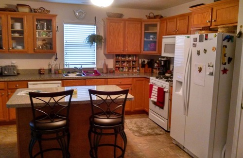 Brook Park House | Cleveland AirportnBundle yourselves together