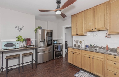 Little Italy Apartment | Cleveland Rocks-Little Italy! Massage chair/Hot tub #3