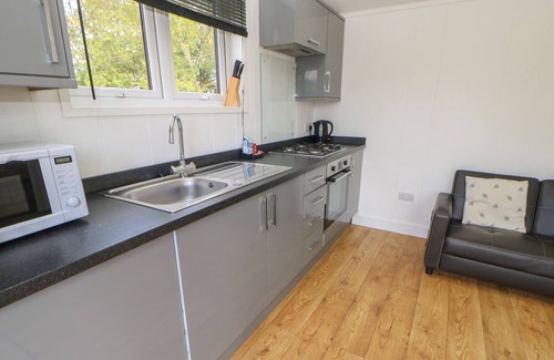 Hutton Rudby Cottage | CLEVELAND WAY POD, pet friendly, with hot tub in Hutton Rudby