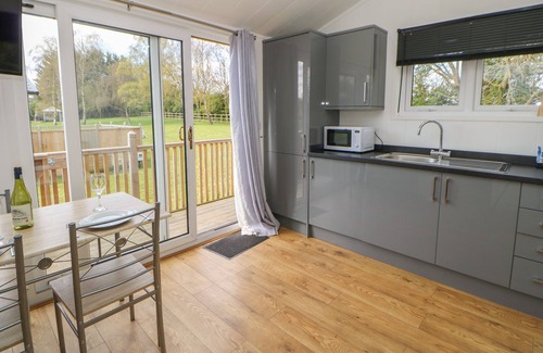Hutton Rudby Cottage | CLEVELAND WAY POD, pet friendly, with hot tub in Hutton Rudby